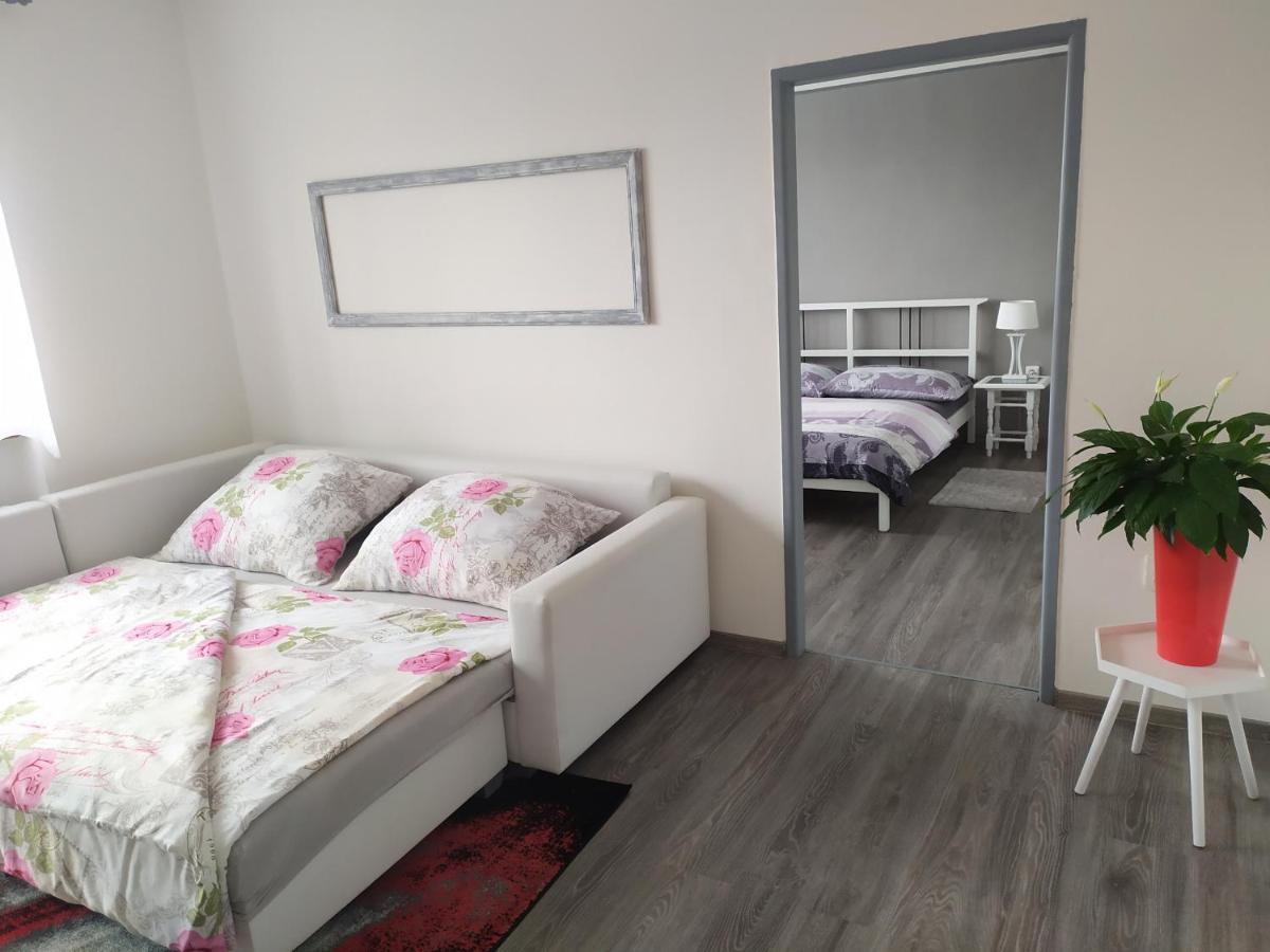 Byt Puskinova Lägenhet Hradec Králové Exteriör bild